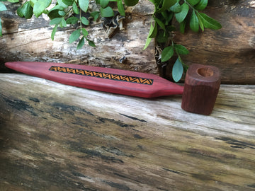 Chanupa Xamânica de Madeira Pau Brasil, com etnografia indígena, 38 cm de comprimento