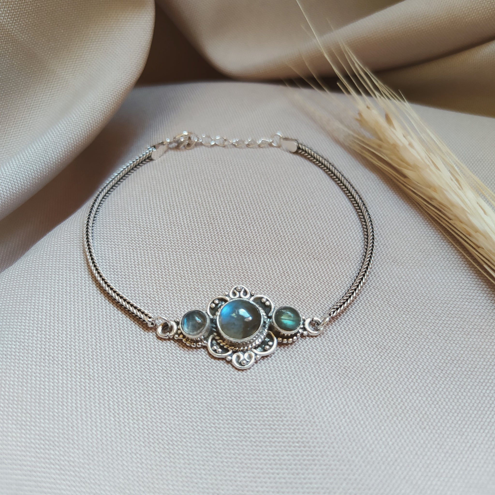 Pulseira Boho em Prata Bali 925, com detalhes indiano e cristais de labradorita