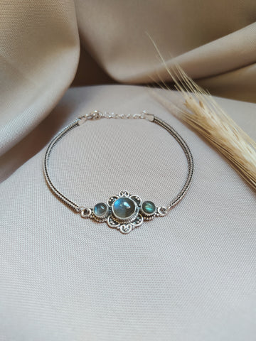 Pulseira Boho em Prata Bali 925, com detalhes indiano e cristais de labradorita