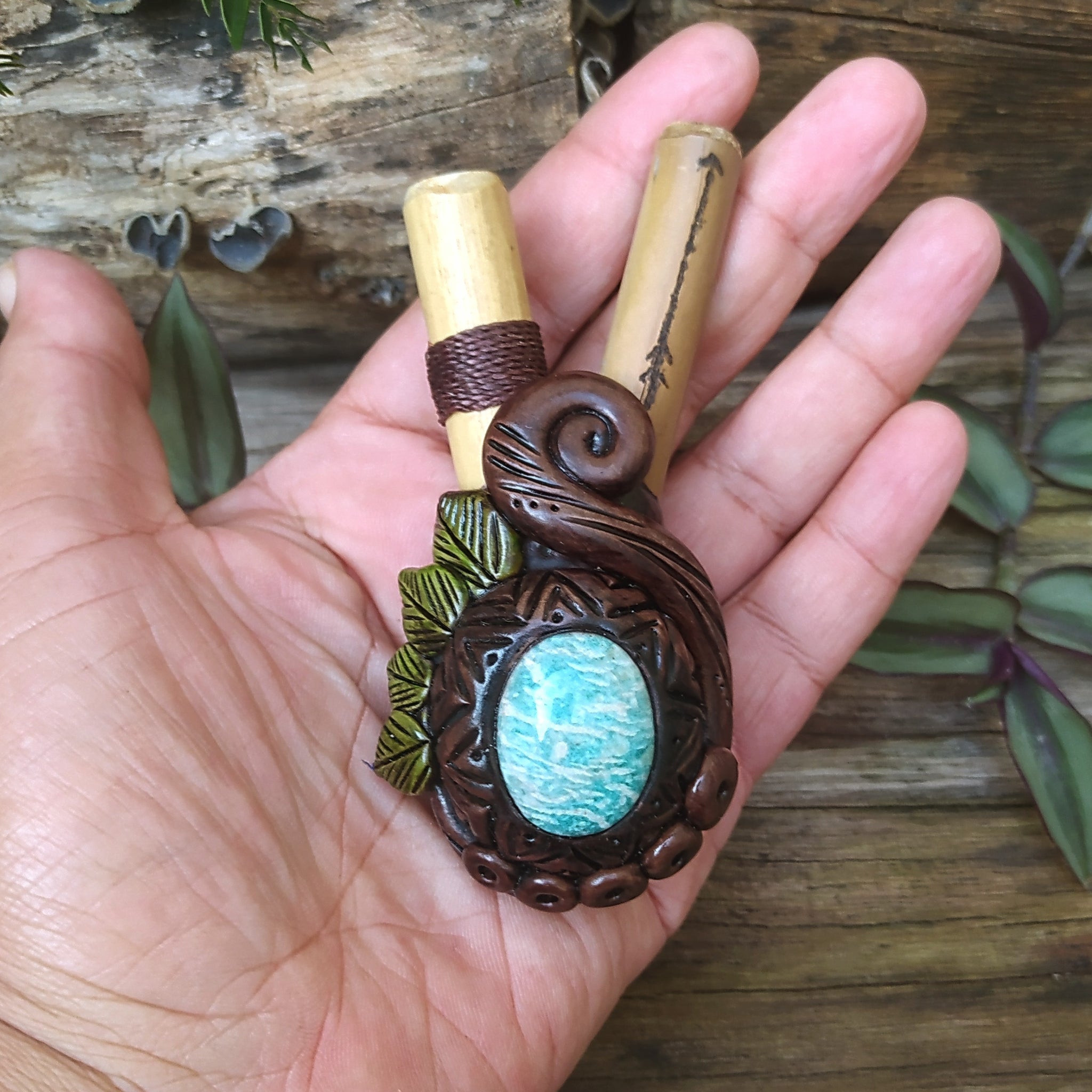 Kuripê Terra, com cristal de amazonita, auto aplicador de rapé medicinal