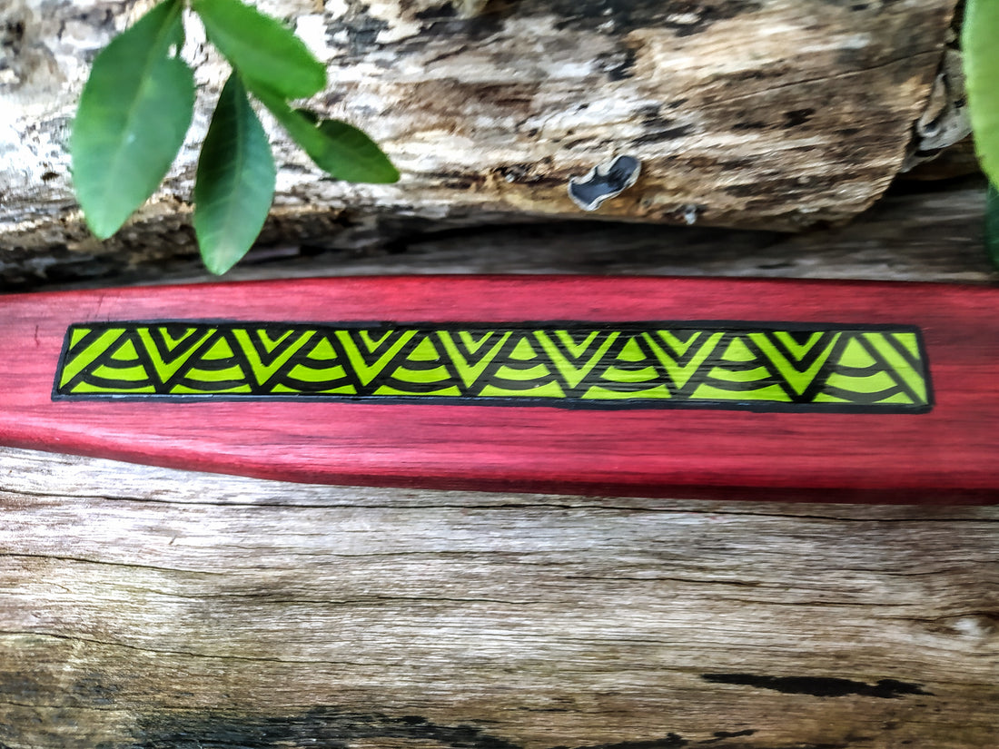 Chanupa Xamânica de Madeira Pau Brasil, com etnografia indígena, 38 cm de comprimento