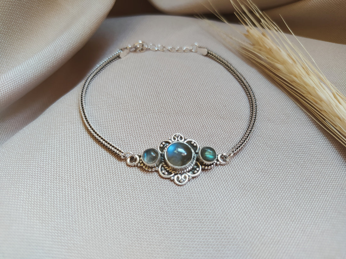Pulseira Boho em Prata Bali 925, com detalhes indiano e cristais de labradorita