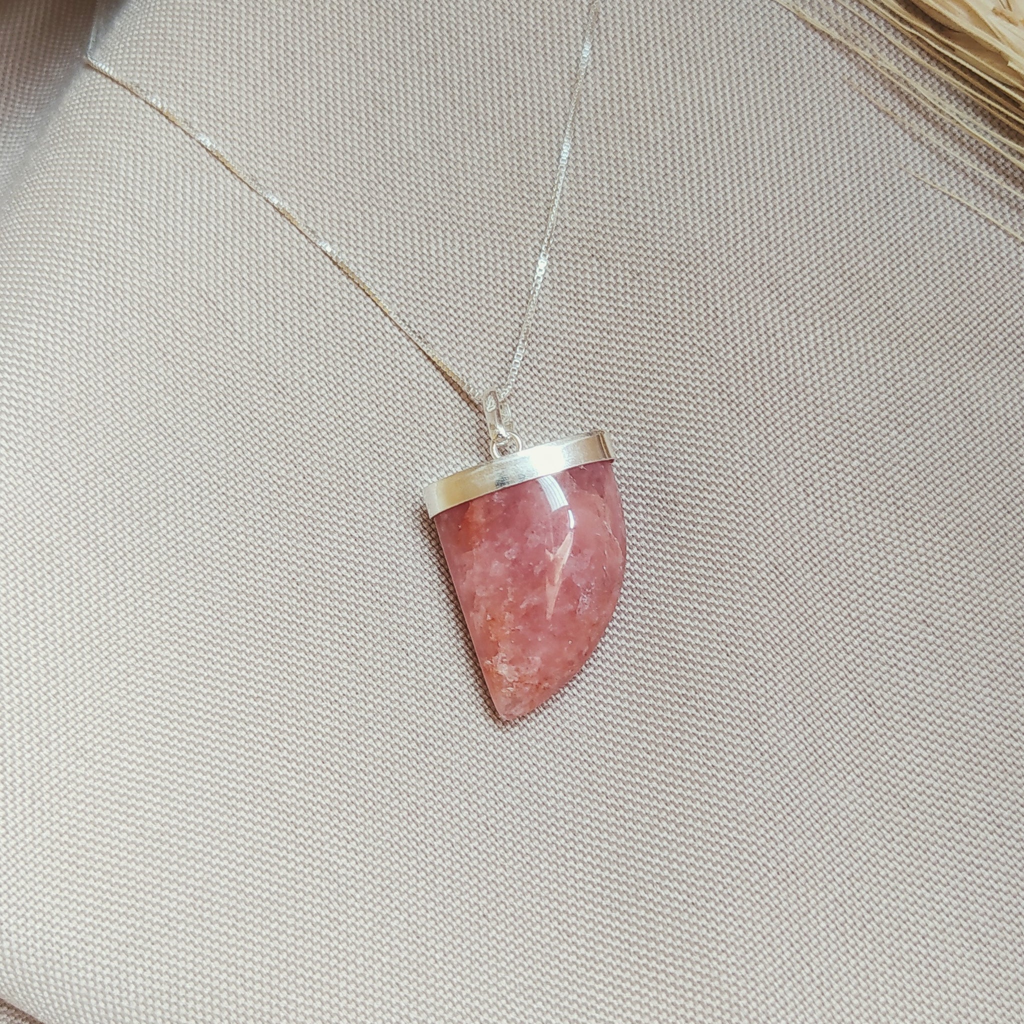 Gargantilha em Prata Bali estilo Boho 925 com pingente de quartzo rosa